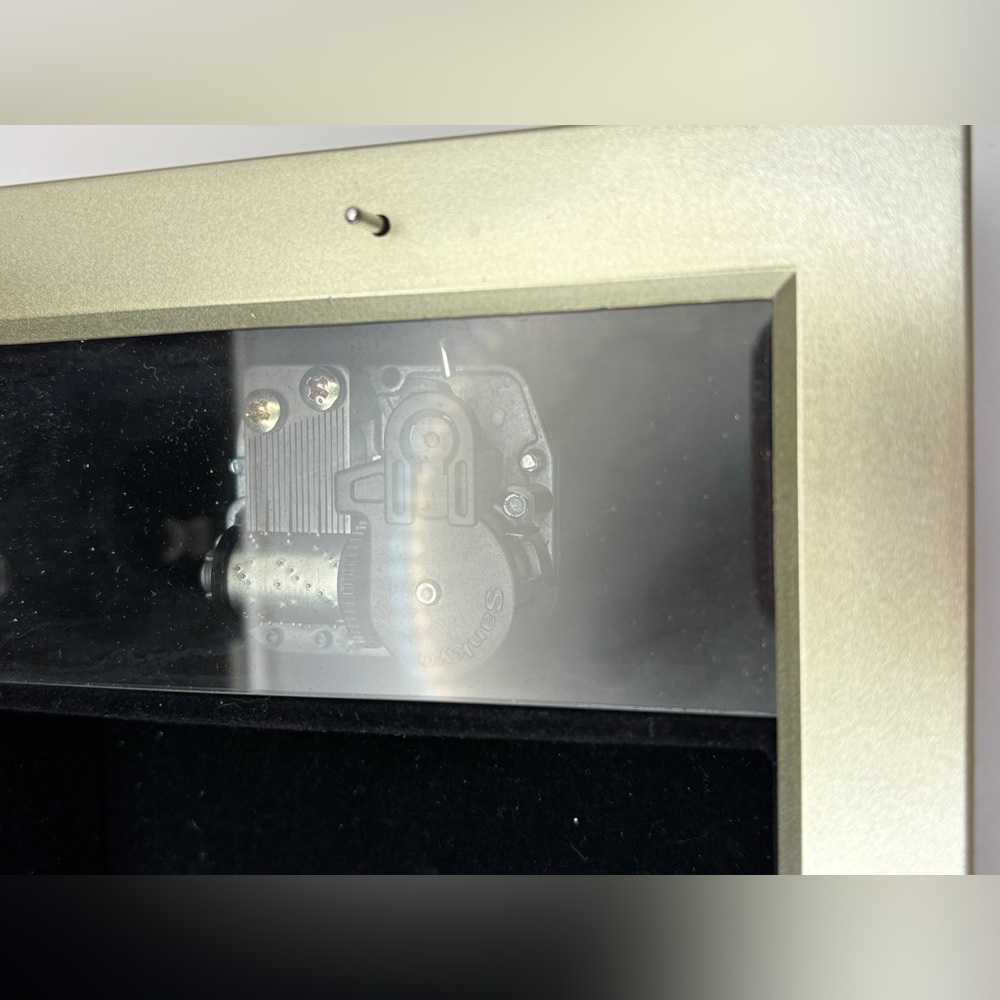 Beautiful Mother-themed Jewelry/Music Box with Swappable Picture Frame - Picture 5 of 13